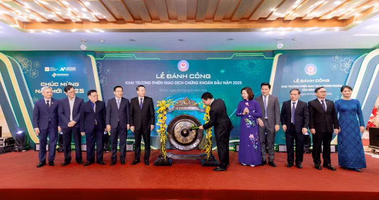 Bộ trưởng Bộ Tài chính Nguyễn Văn Thắng thực hiện nghi lễ đánh cồng khai trương phiên giao dịch đầu năm 2025