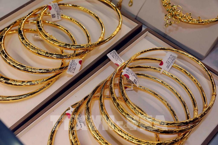 Vàng trang sức bày bán tại Công ty vàng bạc đá quý Doji trên phố Trần Nhân Tông, Hà Nội. Ảnh: Trần Việt - TTXVN