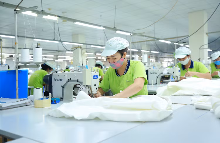 Nhiều doanh nghiệp dệt may trong nước lao đao khi các nhà bán lẻ tại Mỹ và châu Âu gặp khó khăn. Ảnh: Lê Tiên