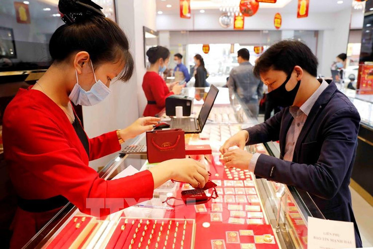 Mua bán vàng tại Công ty kinh doanh vàng bạc Mạnh Hải, phố Hoàng Cầu, Hà Nội. Ảnh: Trần Việt - TTXVN