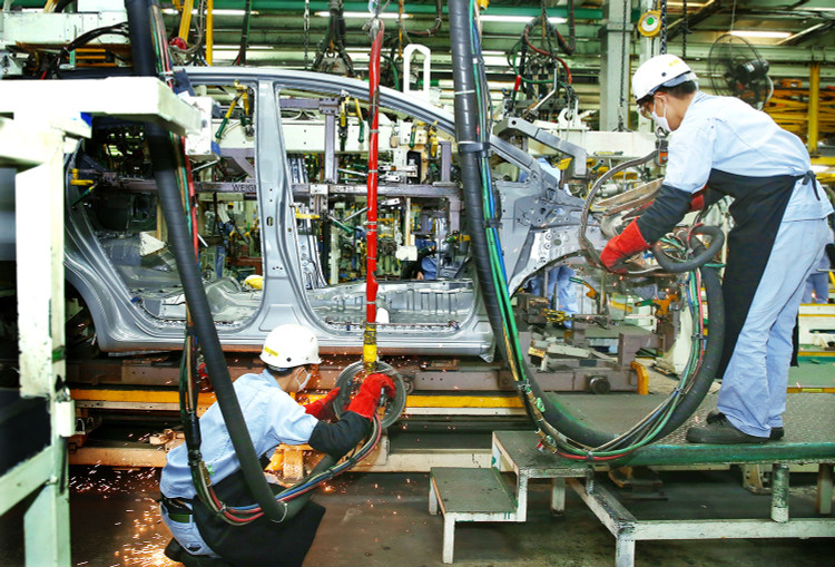 Nhận diện rõ những điểm thuận lợi và khó khăn của nền kinh tế
hiện nay để đưa ra các biện pháp điều hành đồng bộ, hiệu quả hơn nhằm giữ ổn định
vĩ mô hậu Covid-19 là hết sức cần thiết. Ảnh: Lê Tiên