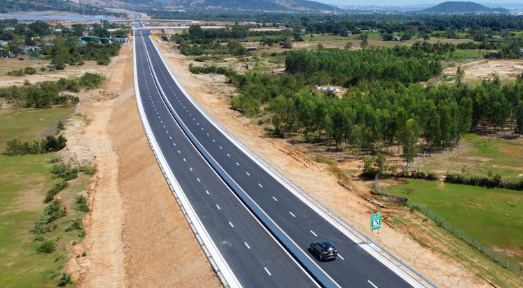 Nửa đầu năm 2023, 4 dự án đường bộ thuộc cao tốc Bắc - Nam đã hoàn thành đưa vào khai thác. Ảnh: Song Lê