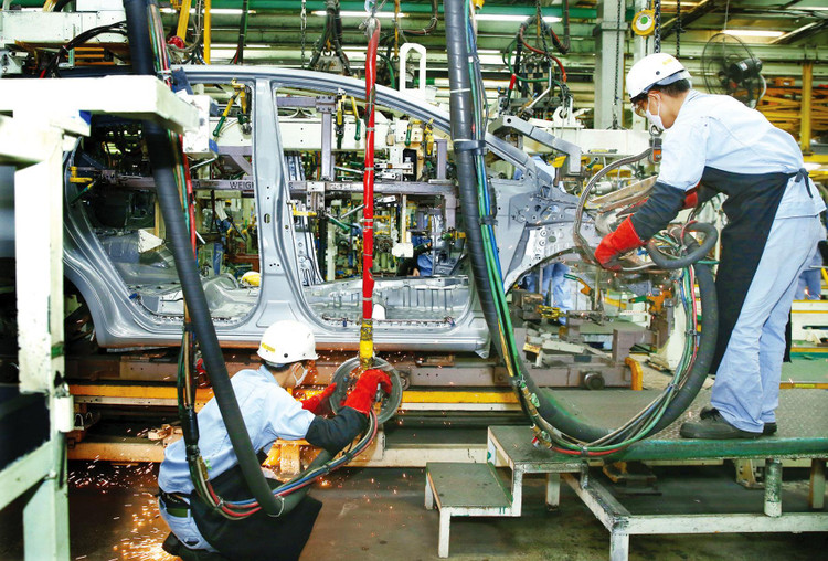 Việt Nam phải nhập khẩu hầu hết công nghệ, máy móc thiết bị, phụ tùng, nguyên liệu chính cho sản xuất công nghiệp. Ảnh: Lê Tiên