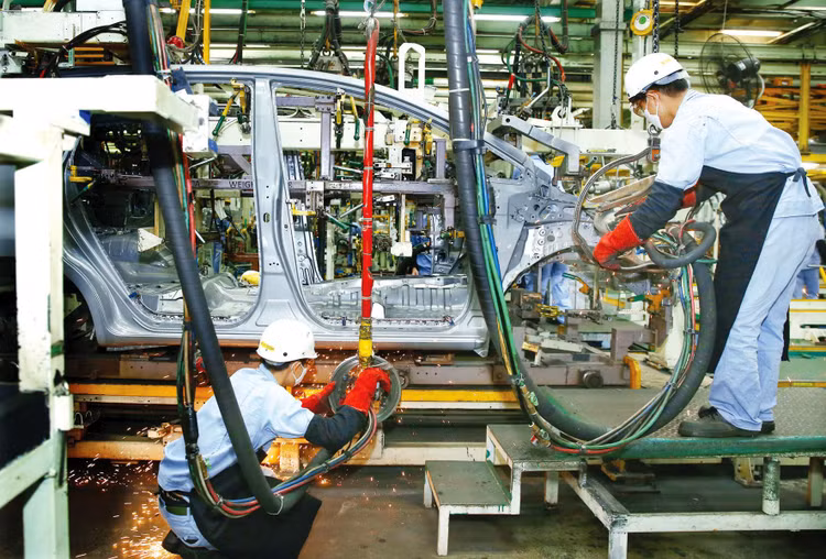 Việt Nam phải nhập khẩu hầu hết công nghệ, máy móc thiết bị, phụ tùng, nguyên liệu chính cho sản xuất công nghiệp. Ảnh: Lê Tiên