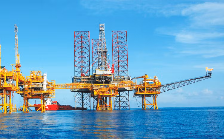 Một số ngành như dầu khí, thép, logistics được dự báo có triển vọng tích cực trong năm 2024. Ảnh: Hoàng Hà