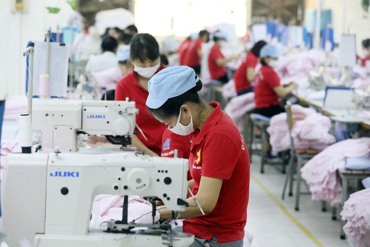 Tỷ giá và lãi suất tăng cao khiến nhiều doanh nghiệp, đặc biệt là doanh nghiệp phải nhập khẩu nguyên liệu gặp khó khăn. Ảnh: Tường Lâm