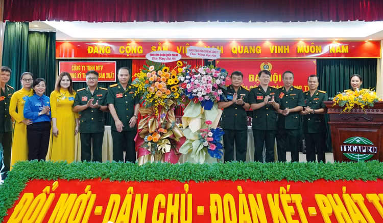 Lãnh đạo Ban Công đoàn Quốc phòng, Công ty TECAPRO tặng hoa chúc mừng Đại hội