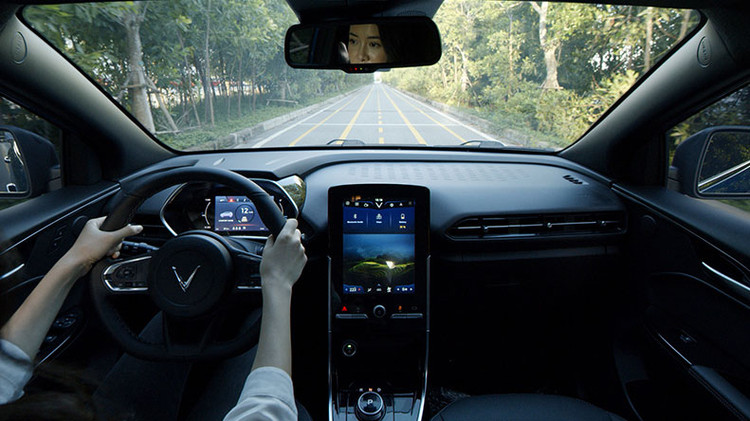 Trợ lý ảo Vivi - ứng dụng AI trên các mẫu xe điện VinFast hỗ trợ người lái xe thực hiện nhiều tác vụ rảnh tay khi đang di chuyển
