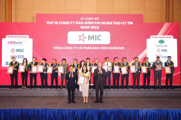 Đại diện Tổng công ty CP Bảo hiểm Quân đội nhận giải Top 10 công ty bảo hiểm phi nhân thọ uy tín 2023