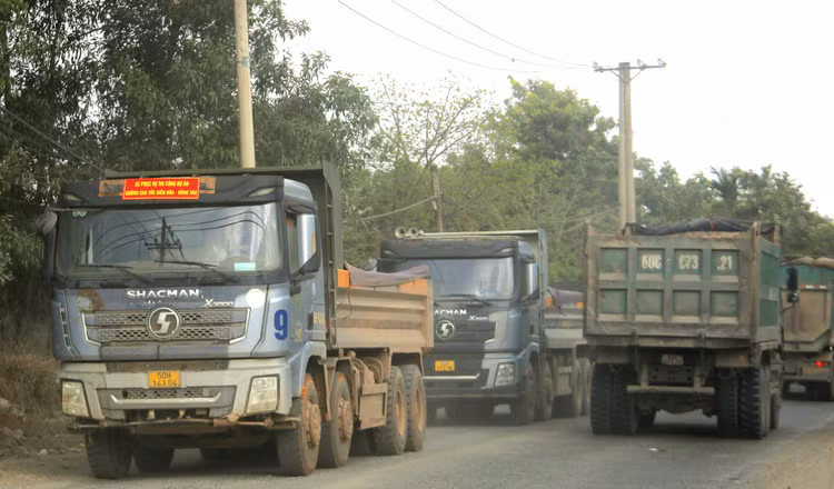 Xe tải của nhà thầu xếp hàng chờ lấy đá tại khu vực mỏ Tân Cang, TP. Biên Hòa, tỉnh Đồng Nai. Ảnh: Như Nguyệt