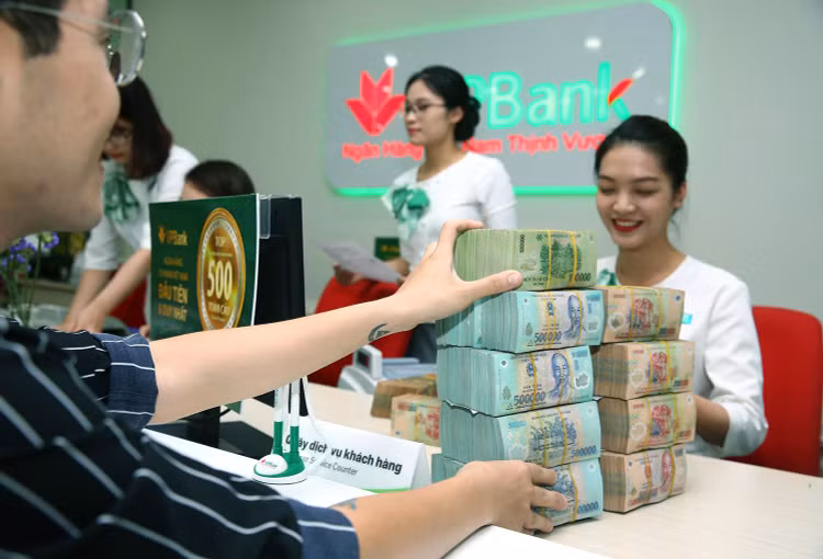 Ngân hàng Nhà nước đang xem xét đưa ra gói cấp bù lãi suất 3.000 tỷ đồng để hỗ trợ người dân và doanh nghiệp. Ảnh: Lê Tiên