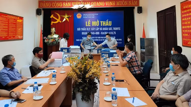 Có 1 nhà thầu liên danh và 2 nhà thầu độc lập nộp hồ sơ dự thầu Gói thầu XL2 của Dự án thành phần Đầu tư xây dựng đoạn Quốc lộ 45 - Nghi Sơn. Ảnh: Bích Thảo