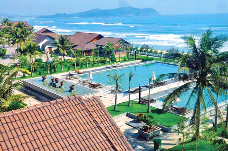 Công ty CP Du lịch Quảng Ngãi đang sở hữu khu nghỉ dưỡng lớn nhất tỉnh Quảng Ngãi - resort Sa Huỳnh Beach (giai đoạn 1) được xây dựng trên khu đất 19.990 m2 tại xã Phổ Châu. Ảnh: NC st