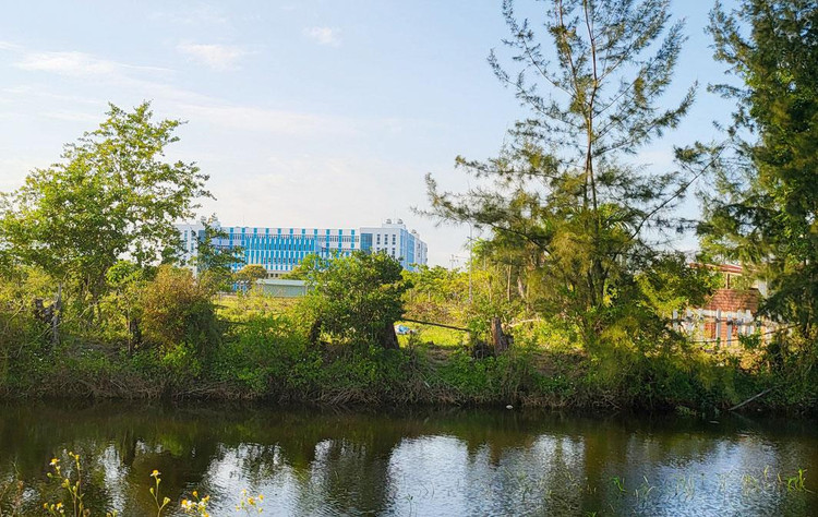 Dự án Làng Đại học Đà Nẵng mới triển khai xây dựng một số hạng mục như ký túc xá sinh viên, khu tái định cư. Ảnh: Hà Minh