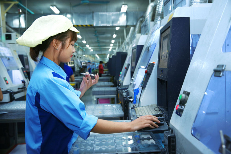 Các nhóm hàng hóa có kim ngạch xuất khẩu lớn là điện thoại và các loại linh kiện với 56,6 tỷ USD; máy vi tính, sản phẩm điện tử và linh kiện đạt 52,9 tỷ USD… Ảnh: Nhã Chi