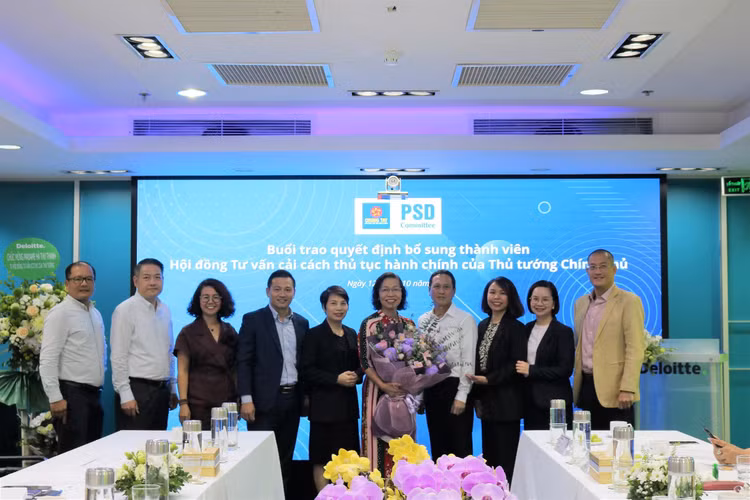 Ông Trần Quang Hồng, Cục phó Cục Kiểm soát Thủ tục hành chính trao Quyết định bổ sung thành viên Hội đồng cho bà Hà Thu Thanh, với sự chứng kiến của các thành viên Deloitte Việt Nam.