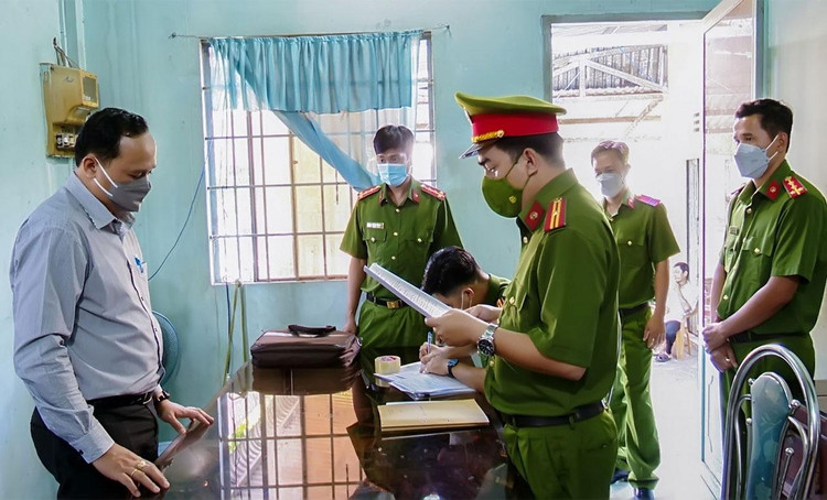 Cơ quan Cảnh sát điều tra Công an tỉnh Vĩnh Long tống đạt quyết định khởi tố bị can và thi hành lệnh bắt tạm giam đối với Trần Anh Tuấn, Giám đốc Công ty CP Khảo sát và Xây dựng công trình Thịnh Phát. Ảnh: NC st