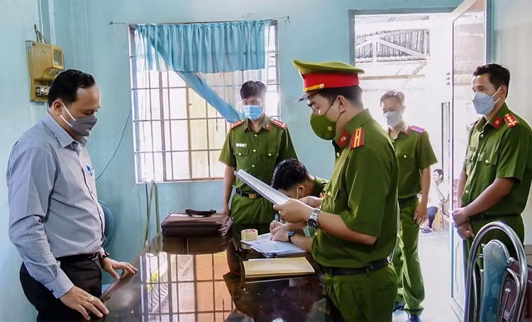 Cơ quan Cảnh sát điều tra Công an tỉnh Vĩnh Long tống đạt quyết định khởi tố bị can và thi hành lệnh bắt tạm giam đối với Trần Anh Tuấn, Giám đốc Công ty CP Khảo sát và Xây dựng công trình Thịnh Phát. Ảnh: NC st