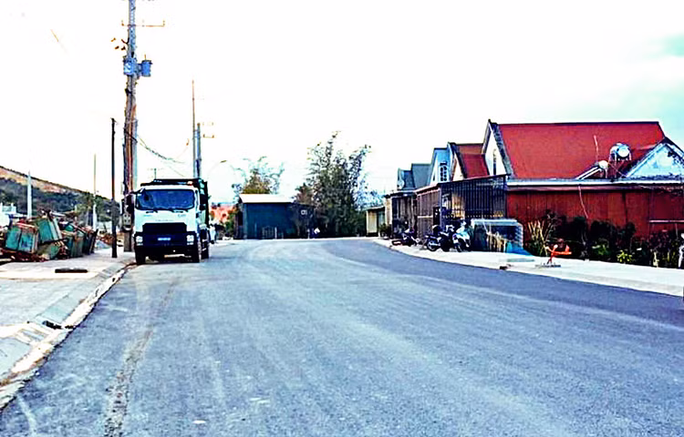 Liên danh Thành An - Nam Long mới hoàn thành khoảng một nửa khối lượng hợp đồng Gói thầu số 02 thuộc Dự án Nâng cấp, mở rộng đường 19/5, thị trấn Lạc Dương, tỉnh Lâm Đồng. Ảnh: C. Thanh