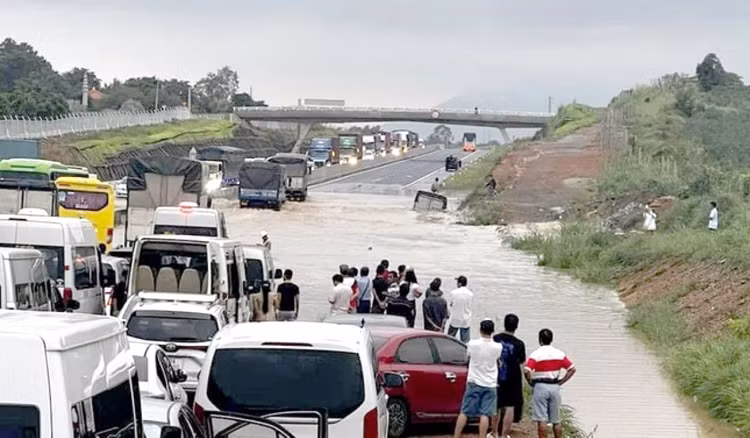 Mưa lớn kéo dài gây ngập cục bộ tại đoạn tuyến Km25+369 - Km25+469 thuộc cao tốc Phan Thiết - Dầu Giây ngày 29/7/2023. Ảnh: VOV