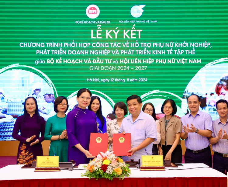 Bộ trưởng Bộ Kế hoạch và Đầu tư Nguyễn Chí Dũng cùng đại diện Hội Liên hiệp Phụ nữ Việt Nam ký kết Chương trình phối hợp công tác về hỗ trợ phụ nữ khởi nghiệp, phát triển doanh nghiệp và phát triển kinh tế tập thể giai đoạn 2024 - 2027 ngày 12/8. Ảnh: MPI 