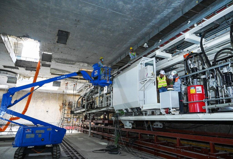 Việc xây dựng đơn giá, định mức phù hợp với trang thiết bị, công nghệ, vật liệu, vật tư mới giúp tiết kiệm thời gian, nâng cao hiệu quả kinh tế của dự án. Ảnh: Lê Hiếu