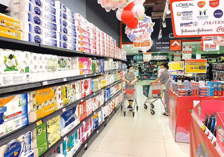 Đà tăng trưởng kinh tế có thể bị giảm tốc và tình trạng giá cả hàng hóa leo thang do tác động của cuộc xung đột Nga - Ukraine. Ảnh: Tiên Giang