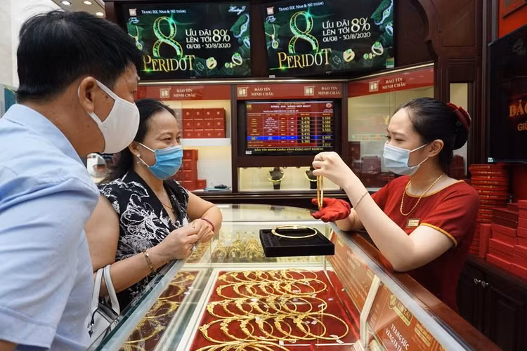 Giao dịch mua bán trang sức vàng. Ảnh: Diệp Anh/BNEWS/ TTXVN