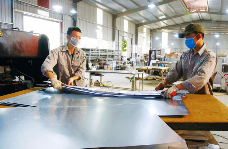 Đối với doanh nghiệp sản xuất, sự phục hồi, phát triển ở mức độ nào phụ thuộc rất nhiều vào giá cả nguyên vật liệu đầu vào. Ảnh: Nhã Chi