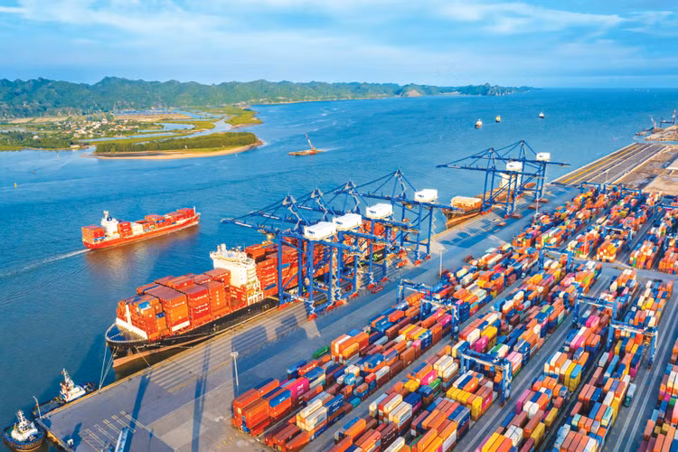 Xuất nhập khẩu và đầu tư trực tiếp nước ngoài đang là những điểm sáng trong bức tranh kinh tế 2024. Ảnh: Lê Tiên