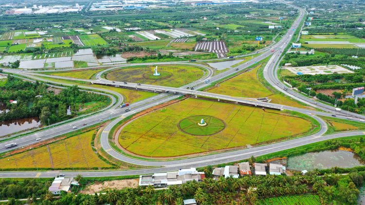 Phát triển hạ tầng chiến lược đồng bộ, hiện đại, toàn diện là một trong những nhiệm vụ cần tập trung thực hiện thời gian tới. Ảnh: Lê Tiên