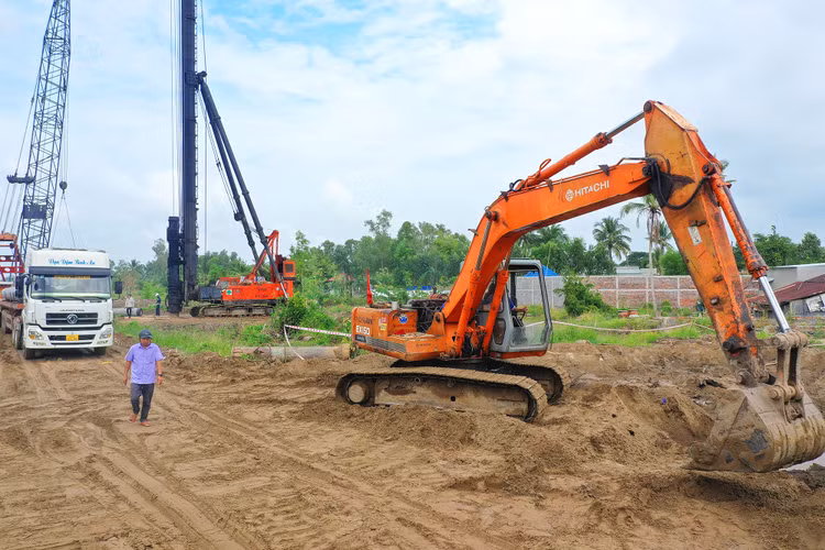 Đẩy mạnh phân cấp, phân quyền sẽ giảm bớt thời gian, trình tự, đơn giản hóa thủ tục, góp phần đẩy nhanh tiến độ thực hiện, giải ngân đầu tư công. Ảnh: Lê Tiên