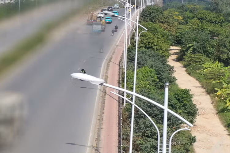 Hồ sơ mời thầu yêu cầu các thiết bị như trụ đèn, cần đèn, cáp nguồn chiếu sáng, ống HDPE xoắn, bộ đèn LED 150W, trạm biến áp… phải ghi rõ nguồn gốc xuất xứ tất cả các linh kiện. Ảnh minh họa: Nhã Chi