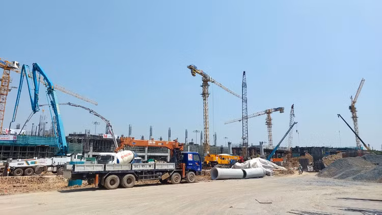 Nhà thầu thi công hạng mục Nhà ga hành khách T3, Cảng hàng không quốc tế Tân Sơn Nhất. Ảnh: Ngọc Tuấn