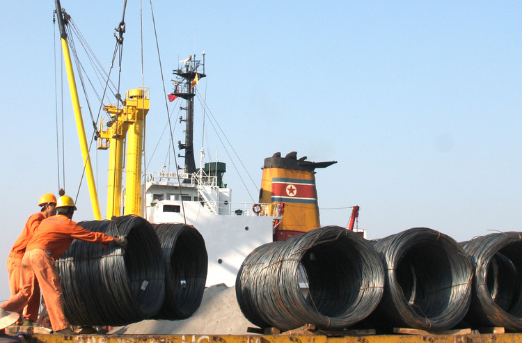 Doanh nghiệp Việt chưa tận dụng được các công cụ trên thị trường giao dịch hàng hóa để phòng vệ rủi ro về giá nguyên vật liệu nhập khẩu phục vụ cho sản xuất công nghiệp như sắt, thép… Ảnh: Nhã Chi