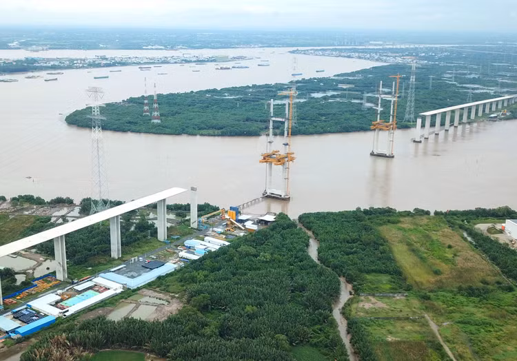 Dự án cao tốc Bến Lức - Long Thành có tổng chiều dài 57,8 km, đi qua địa bàn tỉnh Long An, TP.HCM và Đồng Nai, được phê duyệt đầu tư từ tháng 10/2010. Ảnh: Song Lê