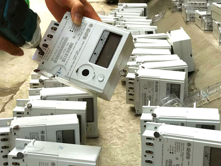 10 tháng năm 2020, Công ty CP Thiết bị công nghiệp Hữu Hồng được công bố trúng khoảng 30 gói thầu cung cấp công tơ điện với tổng giá trúng thầu hơn 590 tỷ đồng. Ảnh: Nhã Chi