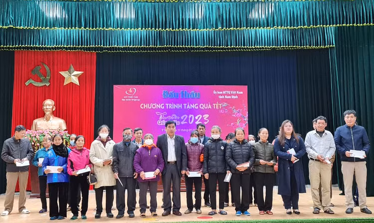 Phó Tổng biên tập Báo Đấu thầu Dương Thị Minh Thư và lãnh đạo MTTQ Việt Nam tỉnh Nam Định trao quà Tết Quý Mão 2023 cho các hộ nghèo huyện Ý Yên (tỉnh Nam Định). Ảnh: Tường Lâm