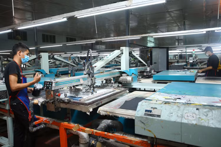 Cần đánh giá chính xác, cụ thể những mặt thuận lợi và khó khăn của từng ngành sản xuất kinh doanh để có giải pháp phù hợp. Ảnh: Nhã Chi