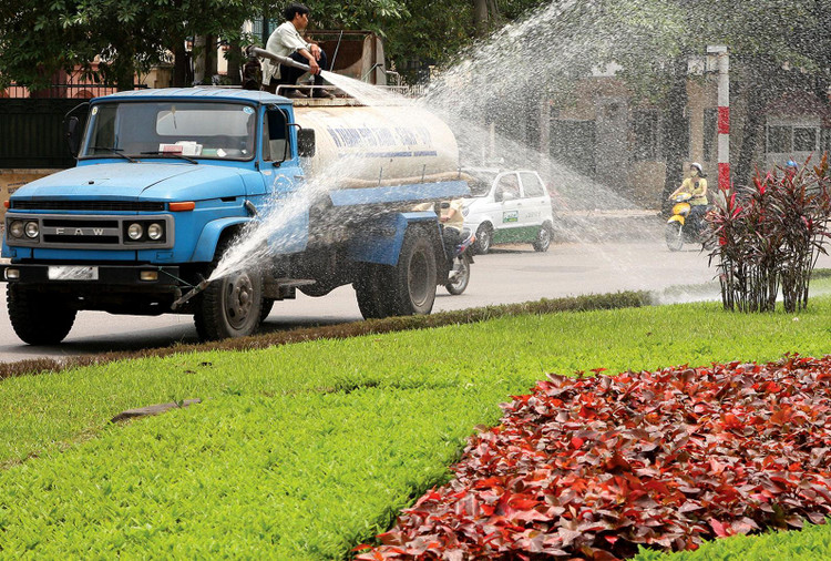 Tại Gói thầu Duy trì hệ thống cây xanh thuộc Dự án Dịch vụ công ích trên địa bàn huyện Bình Xuyên năm 2020, Công ty CP Phát triển công nghiệp Vĩnh Phúc đã vượt qua Vĩnh Yên EUS để trúng thầu. Ảnh minh họa: Nhã Chi