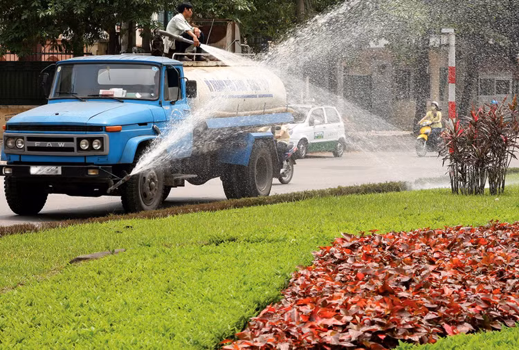 Tại Gói thầu Duy trì hệ thống cây xanh thuộc Dự án Dịch vụ công ích trên địa bàn huyện Bình Xuyên năm 2020, Công ty CP Phát triển công nghiệp Vĩnh Phúc đã vượt qua Vĩnh Yên EUS để trúng thầu. Ảnh minh họa: Nhã Chi