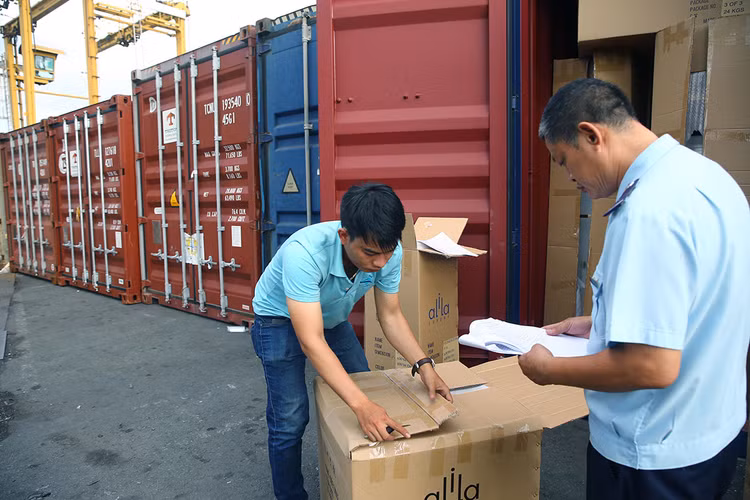 Nhiều thủ tục về xuất nhập khẩu hàng hóa làm tăng chi phí và thời gian, tốn kém cho xã hội. Ảnh: Lê Tiên