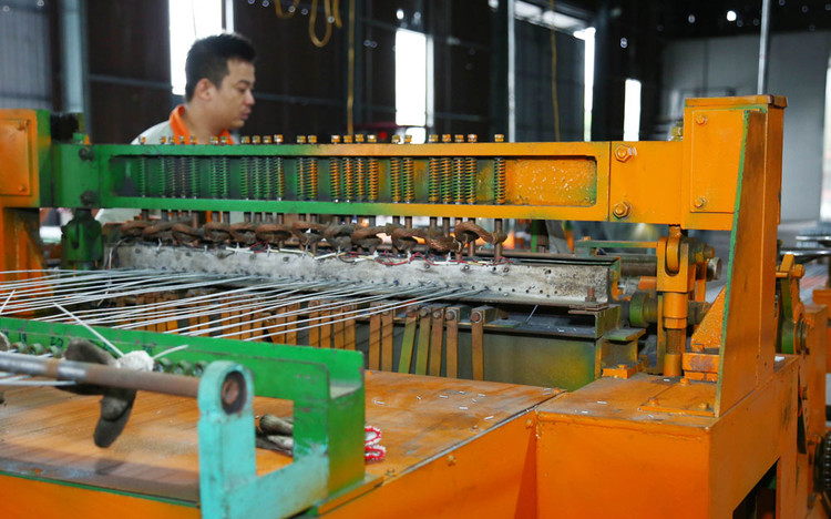 Gói hỗ trợ doanh nghiệp lần 2 cần tập trung vào các giải pháp như nới lỏng điều kiện tín dụng, miễn và giảm lãi; miễn, giảm thuế, phí; giảm các chi phí hạ tầng… Ảnh: Nhã Chi