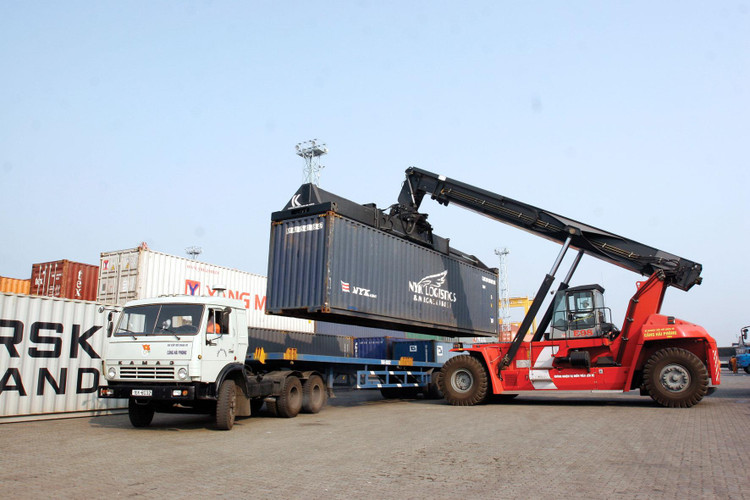 Thu ngân sách nhà nước từ hoạt động xuất nhập khẩu trong 11 tháng năm 2021 tăng mạnh nhờ kim ngạch xuất nhập khẩu đạt mức cao. Ảnh: Tường Lâm