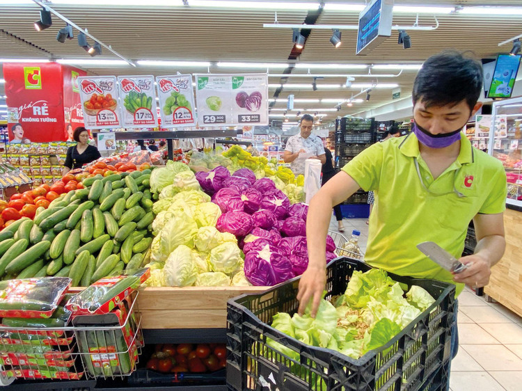 Nguồn cung hàng hóa tiêu dùng thiết yếu được bảo đảm, thị trường bình ổn là một trong những yếu tố góp phần hạn chế nguy cơ lạm phát. Ảnh: Lê Tiên