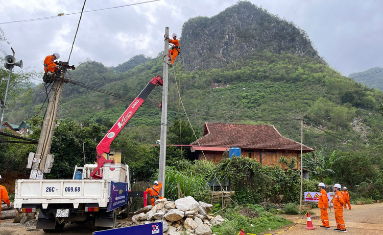 Một trong những khó khăn khi thực hiện các gói thầu khắc phục hậu quả thiên tai là những địa điểm gặp sự cố thường không tập trung, khó tiếp cận. Ảnh minh họa: Ngọc Điệp