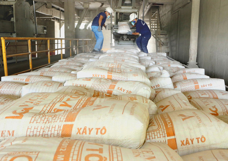 Tính đến năm 2024 cả nước có 61 nhà máy sản xuất xi măng, tổng công suất khoảng 117 triệu tấn xi măng/năm. Ảnh: Song Lê