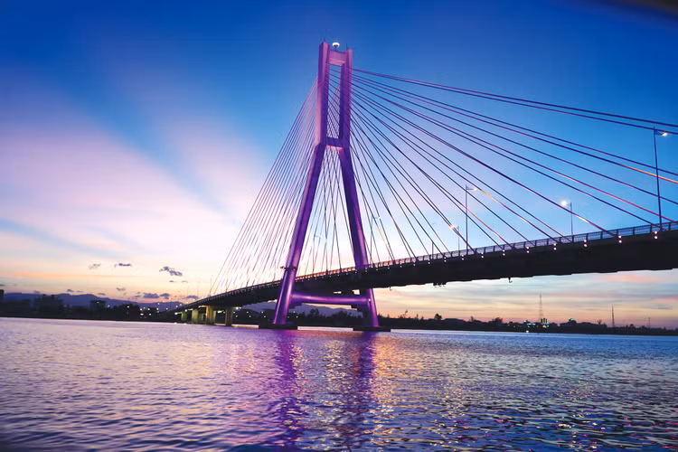 Quảng Bình là một trong số ít địa phương trên cả nước có đủ 5 loại hình giao thông, bao gồm đường bộ, đường sắt, hàng không, đường biển, đường thủy nội địa. Ảnh: Tiên Giang