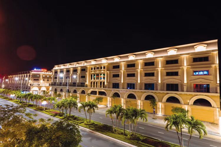 Regal Maison Phu Yen gây ấn tượng bởi vẻ đẹp kiến trúc tân cổ điển châu Âu, đồng bộ, nổi bật nhất khu vực trung tâm thành phố Tuy Hòa
