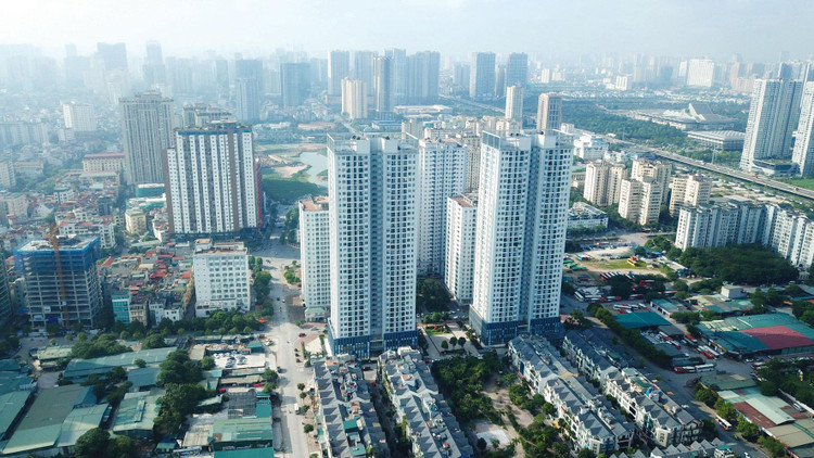 Trên bình diện chung cả nước, nhất là các đô thị lớn, các phân khúc như căn hộ bình dân, căn hộ trung cấp, nhà ở riêng lẻ và đặc biệt là đất nền đều được hấp thụ tốt và có tính thanh khoản cao. Ảnh: Song Lê